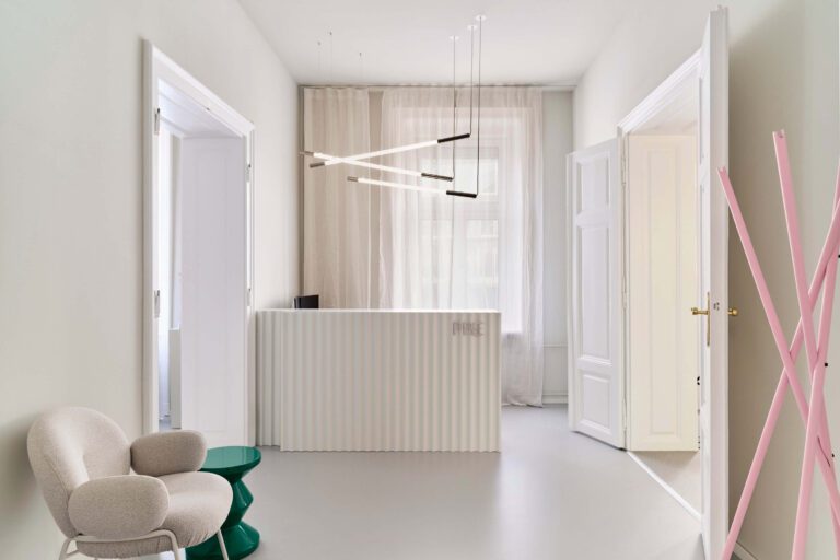 Minimalistischer Empfangsbereich im PRE Medical Studio in Wien, wo BIA-Messungen durchgeführt werden